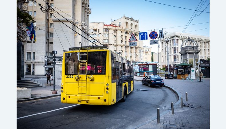 Наземний громадський транспорт зупинятиметься на час повітряної тривоги – рішення Ради оборони