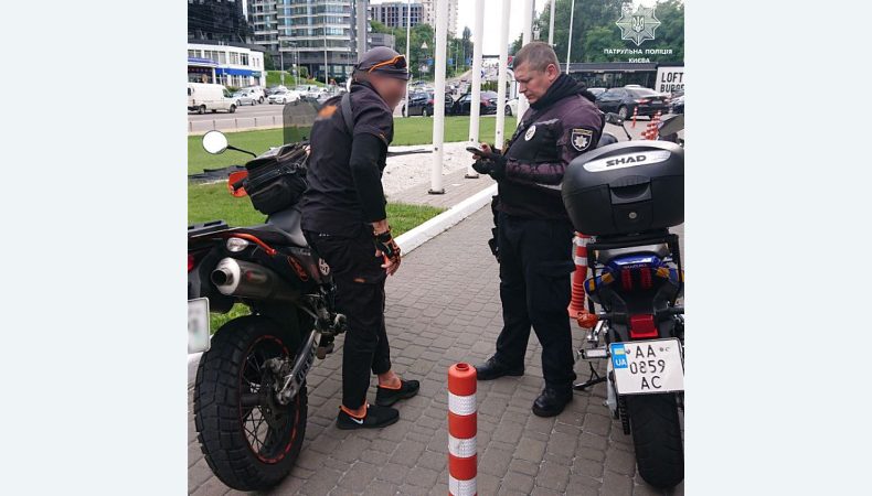 Патрульні виявили мотоцикліста, який порушив ПДР та надав документи з ознаками підробки