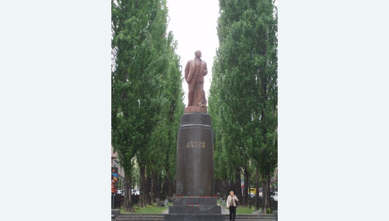 На місці пам’ятника Леніну у Києві пропонують встановити безкоштовну вбиральню