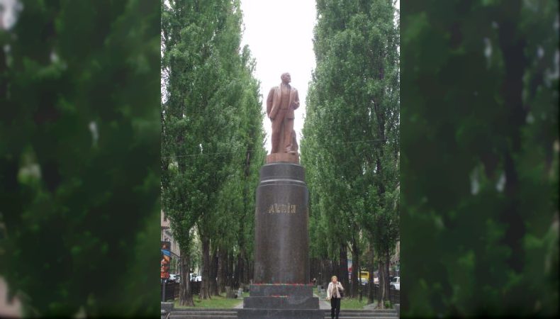 На місці пам’ятника Леніну у Києві пропонують встановити безкоштовну вбиральню