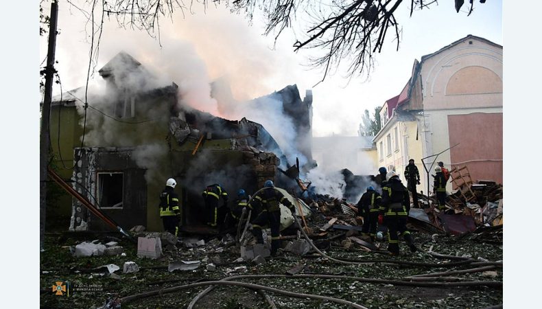 У Миколаєві російські ракети влучили у два медзаклади та житлові будинки