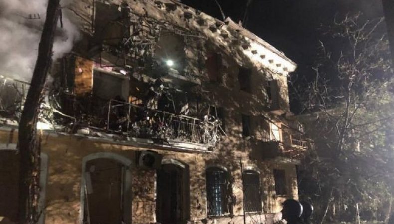 Ракетний удар по Запоріжжю: спалахнув житловий будинок, є жертви та поранені