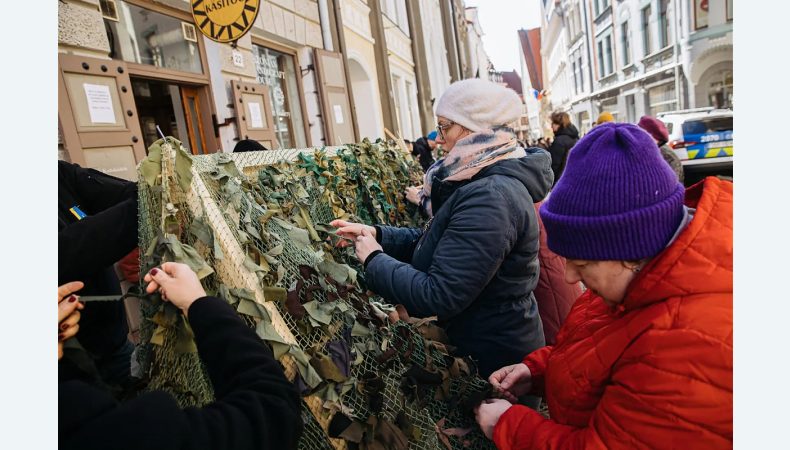 У посольства рф в Таллинне состоялась толока по плетению камуфляжных сеток для Украины