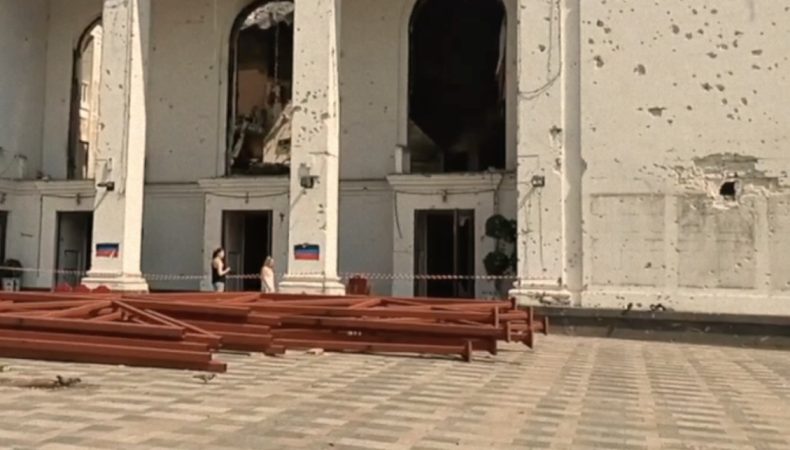 У Маріуполі окупанти почали відновлювати зруйнований ними драмтеатр