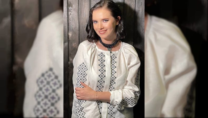 В Україні створили жіночу версію вишитої сорочки Степана Бандери