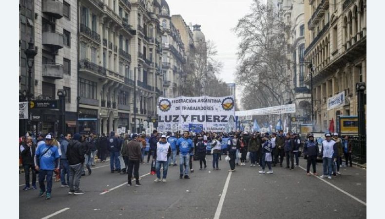 Мітинг проти зростання цін у Парижі: почалися заворушення (ВІДЕО)