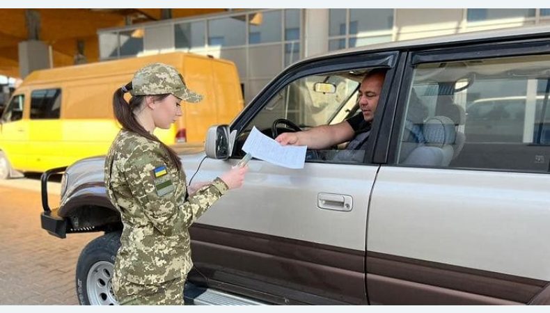 За межі України дозволено виїжджати лише деяким категоріям чоловіків