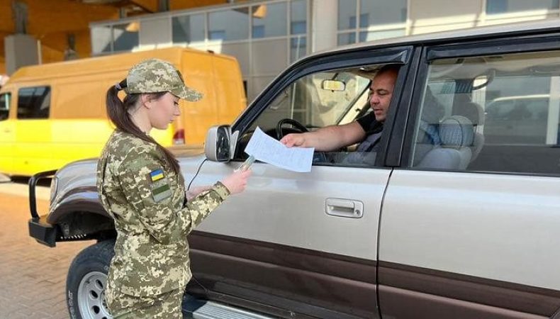 За межі України дозволено виїжджати лише деяким категоріям чоловіків