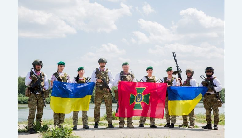 Прикордонники на Дунаї приміряли вишиванку під броню