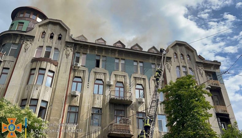 В Одесі триває ліквідація пожежі в житловому будинку: евакуювали 30 мешканців