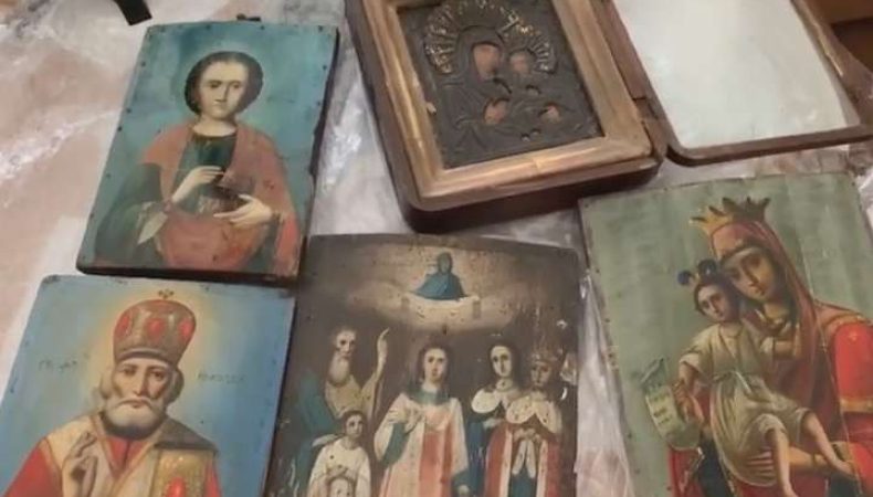 Десять старовинних ікон намагалися вивезти з України