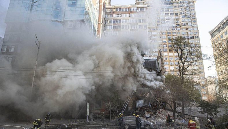 Відео з місця влучання в житловий будинок в Києві: під завалами люди
