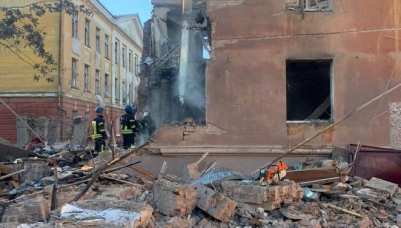 Окупанти вдарили по багатоповерхівці в Слов’янську: «склався» один з під’їздів