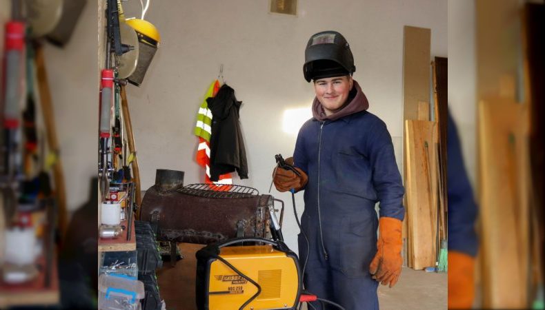 14-річний хлопець на Франківщині власноруч виготовив буржуйку для ЗСУ