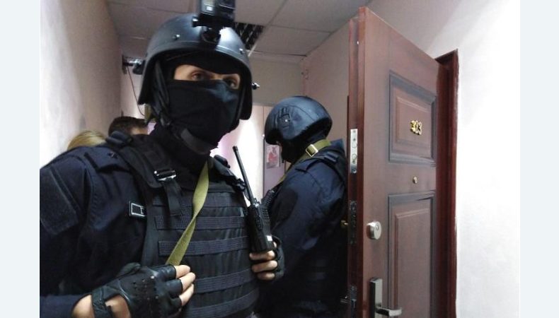 Прокурор має дати правову оцінку обґрунтованості і необхідності такого кроку та забезпечити подання до суду з усіма належними доказами протягом визначеної законом доби