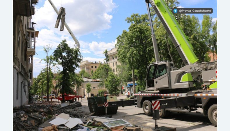 В Харькове разобрали завалы поврежденных обстрелами многоэтажек