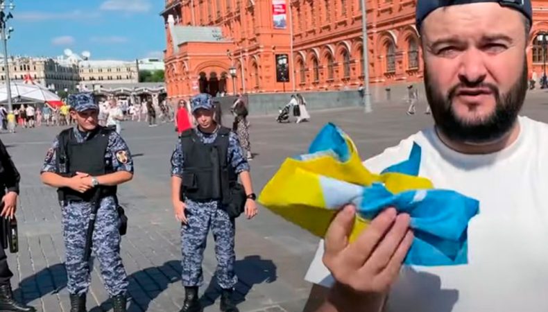 Біля Кремля поліція не дозволила депутату розгорнути жовто-блакитний тувінський прапор