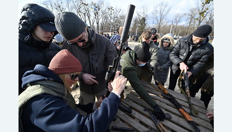 Після війни українцям мають дозволити володіти зброєю, яку їм видали — МВС
