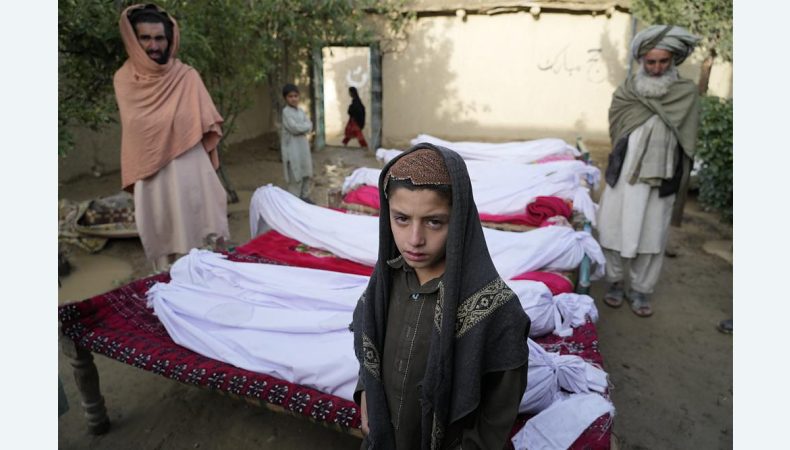 Афганцы хоронят мертвых и ищут выживших после землетрясения, унесшего жизни 1000 человек