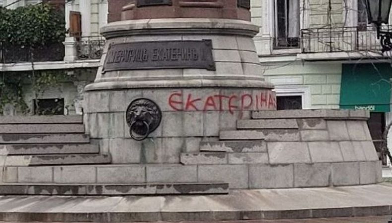 В Одесі скандальний пам’ятник Катерині ІІ прикрасили написом «Єкатєріна=Путін»