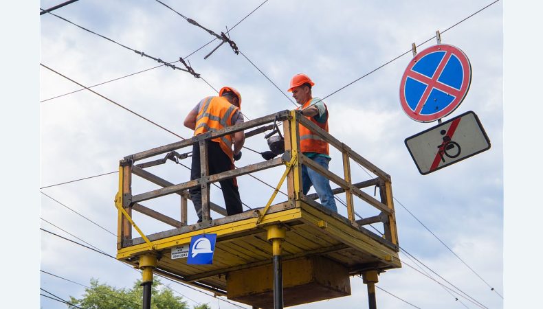 На вулиці Кирилівській активно триває відновлення тролейбусної мережі, пошкодженої російським ракетним обстрілом 