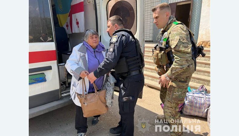 Поліцейські рятують людей з-під обстрілів на Донеччині