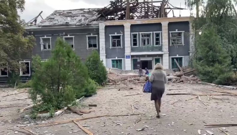 Зруйнована будівля коледжу в окупованому Перевальську