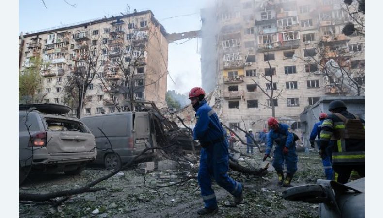 В Соломʼянському районі, зокрема, розбирають завали в житловому будинку, де обвалився цілий підʼїзд