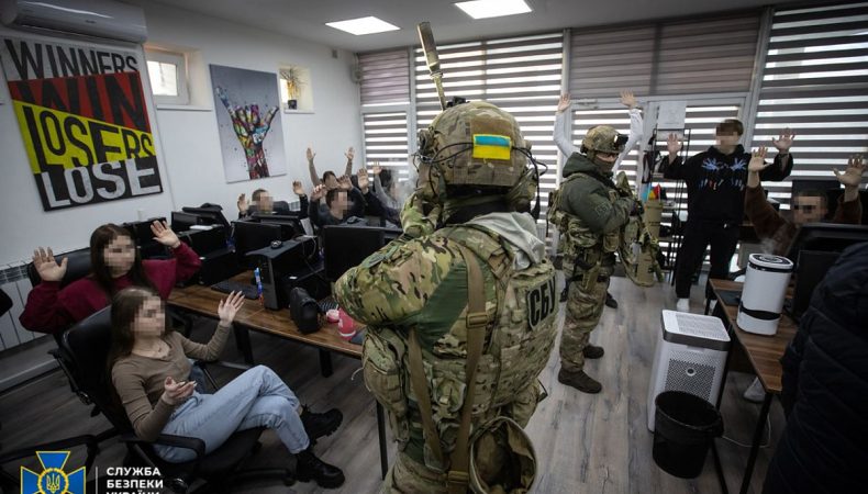 СБУ викрила шахраїв, які вкрали майже 100 млн грн з рахунків мешканців Маріуполя