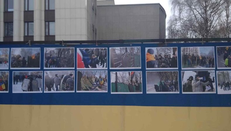 У Дніпрі відбулася фотовиставка на паркані біля ОДА