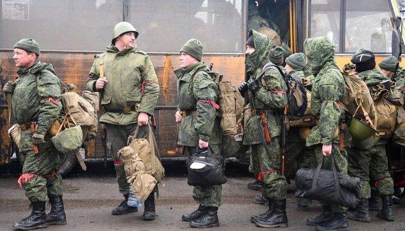 На окупованих територіях росія примусово мобілізувала близько 60 000 чоловіків