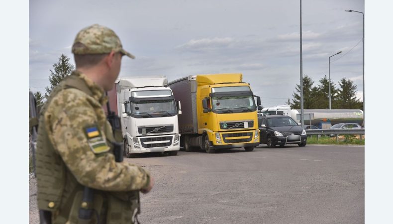 Увага! Через пункти пропуску «Устилуг» та «Грушів» пропускатимуть вантажівки до 7,5 тонн