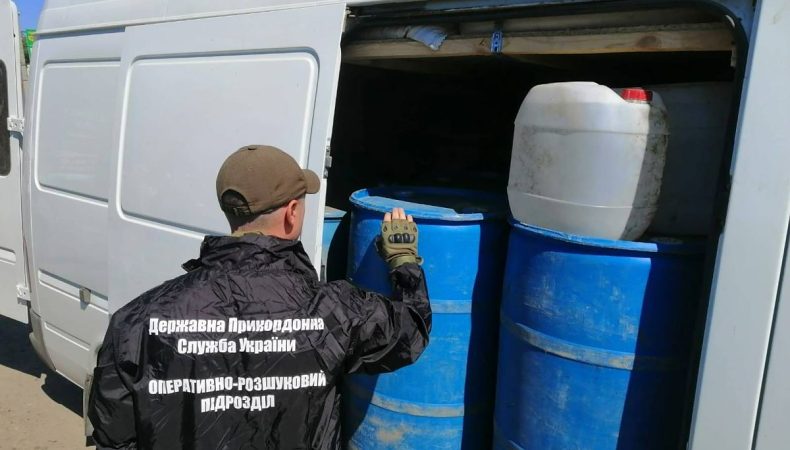 На Одещині прикордонники затримали мікроавтобус з трьома тоннами спирту