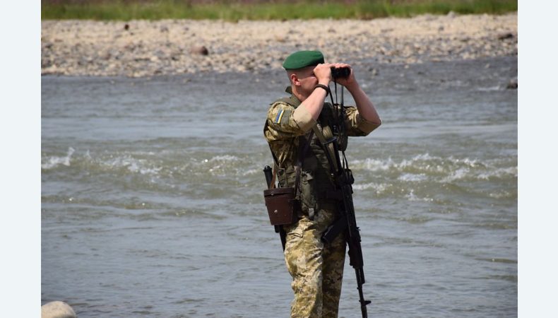 Прикордонники викрили контрабандистів, які планували переправити сигарети через річку Тиса