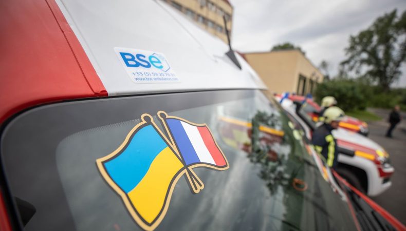 Україна отримала від Франції пожежну техніку та автомобілі медичної допомоги