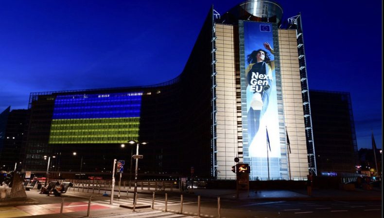 Будівлю Єврокомісії у Брюсселі підсвітили жовто-блакитним світлом на честь Дня незалежності України