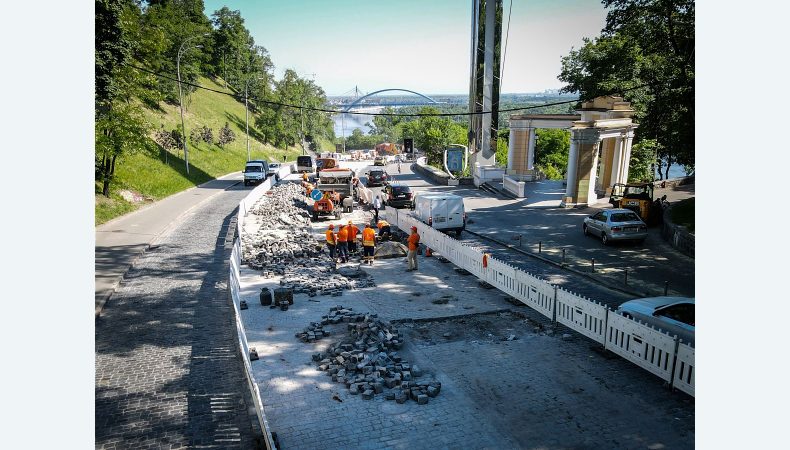 Розпочався новий етап ремонту Володимирського узвозу: масштабні ремонтні роботи покриття із бруківки на середніх смугах дороги