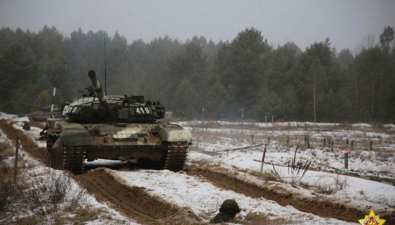 Білорусь почала переміщувати військових та техніку вздовж українського кордону