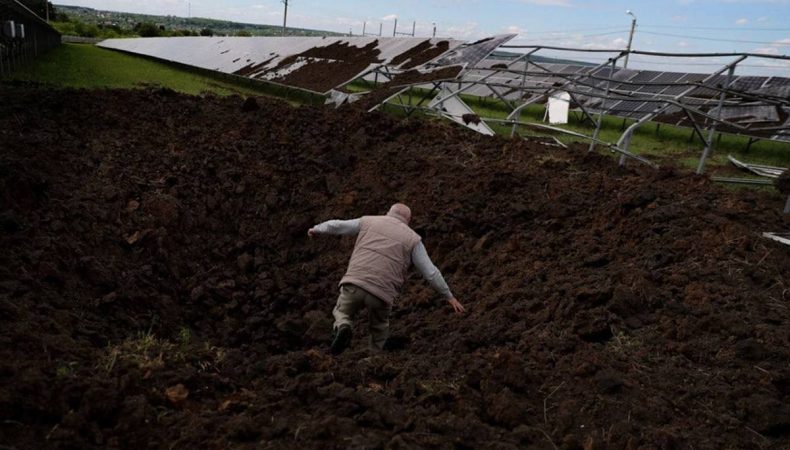 Росіяни обстріляли сонячну електростанцію на Харківщині