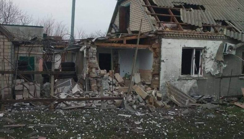 Зруйнований будинок у Каховці внаслідок російського обстрілу