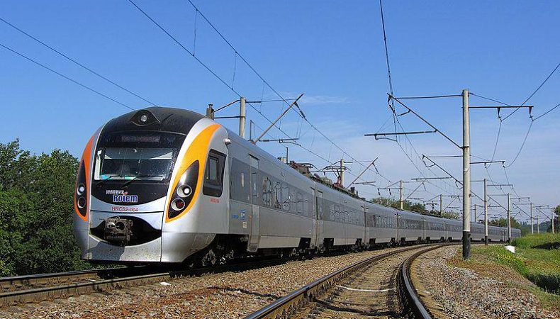 «Укрзалізниця» прискорює два міжнародних поїзди з та до Києва