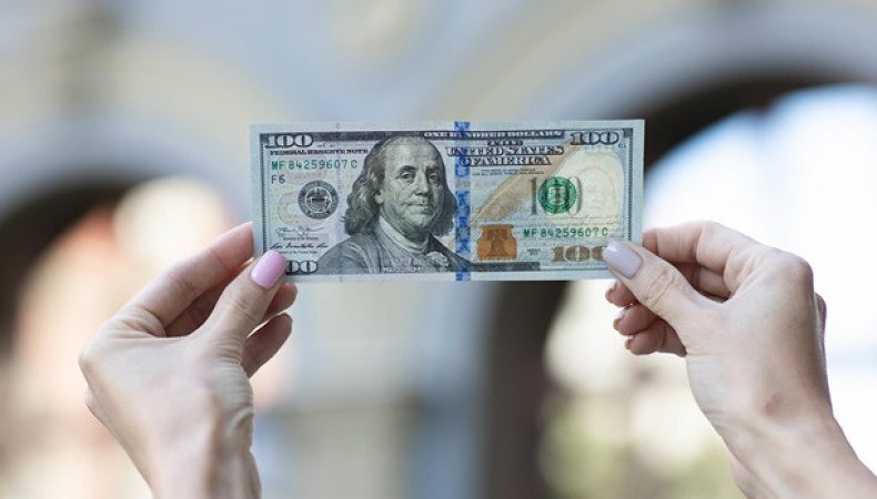 Експерт дав прогноз курсу долару до кінця 2022 та на 2023 рік
