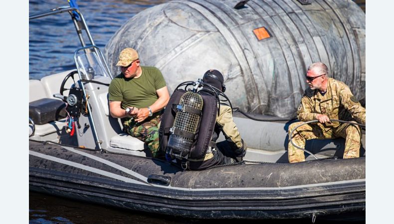 Водолази Нацгвардії підняли з дна Київського водосховища збитий російський гелікоптер з екіпажем