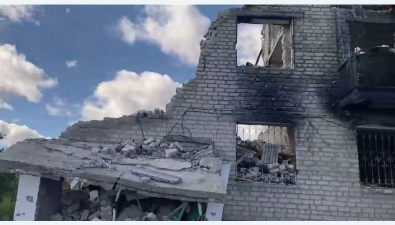 Поховані заживо у підвалі: росіяни розбомбили п‘ятиповерхівку в Ізюмі