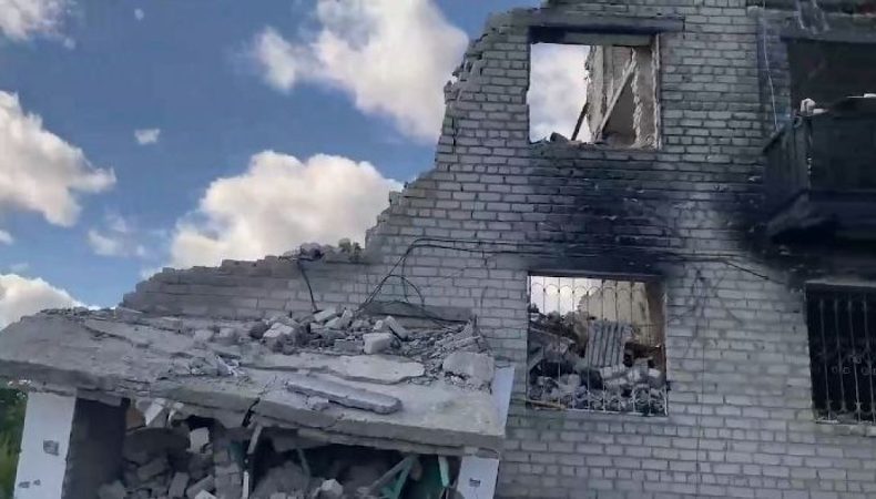 Поховані заживо у підвалі: росіяни розбомбили п‘ятиповерхівку в Ізюмі