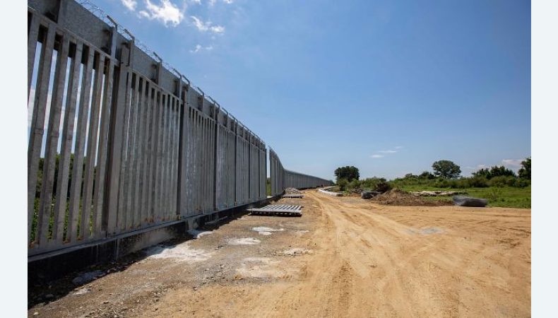 Греція розпочала будівництво високого паркану на кордоні з Туреччиною