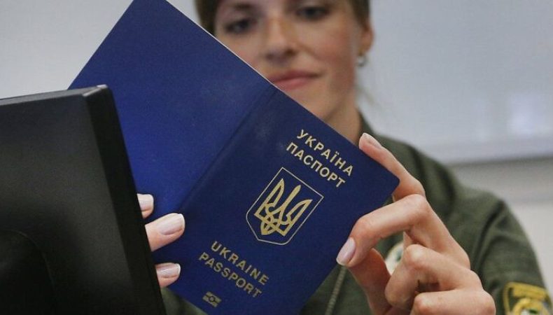 ID-карточки и загранпаспорта для украинцев будут изготавливать в Польше