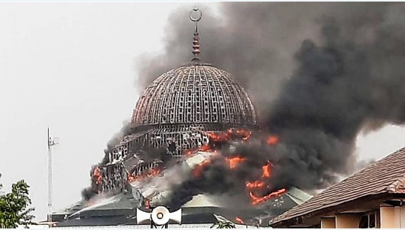 У Джакарті сталася масштабна пожежа мечеті (ВІДЕО)