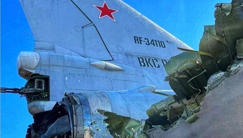 Пошкоджений літак на російському аеродромі