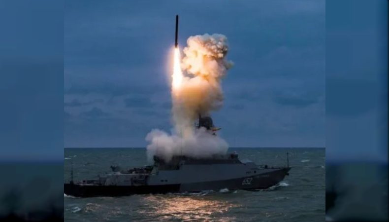 рф знову вивела у Чорне море три ракетоносії: напоготові близько 20 «Калібрів»